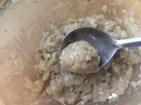 虾泥团成球