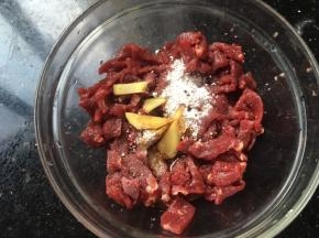 牛肉加盐姜料酒酱油蚝油食用油腌制20分钟