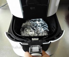 把锡纸折过来，与下面的锡纸捏合起来，不要露出土豆，就像图中这样，放入炸锅中；

炸锅需要提前预热一下，200度，3~4分钟，预热后再把土豆放进去