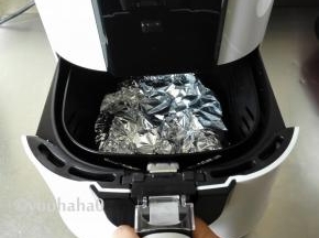 把锡纸折过来，与下面的锡纸捏合起来，不要露出土豆，就像图中这样，放入炸锅中；

炸锅需要提前预热一下，200度，3~4分钟，预热后再把土豆放进去