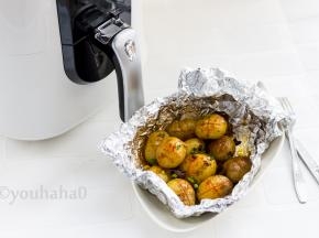 撒点葱花趁热开吃，土豆越小越好，一口一个极为方便，不要去皮，直接吃掉就OK