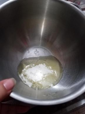 先准备一个鸡蛋，蛋白蛋黄分开，蛋白打发起泡后，分次加入砂糖打发至湿性发泡8成。