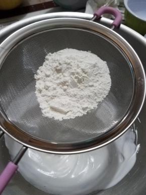 加入过筛后的低筋面粉翻拌均匀。