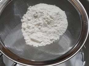 加入过筛后的低筋面粉翻拌均匀。