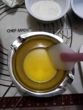 黄油隔水融化成液体。