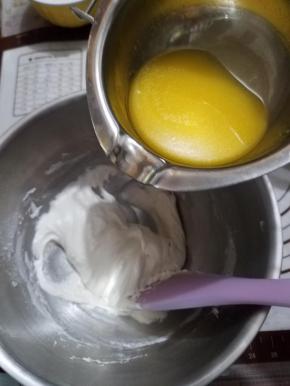 然后把黄油（液态温热状）加入面糊中翻拌均匀即可加调色彩绘。