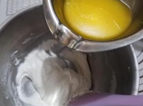 然后把黄油（液态温热状）加入面糊中翻拌均匀即可加调色彩绘。
