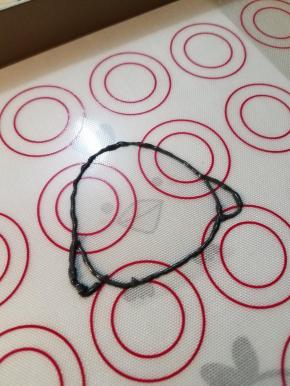 打印好直接喜欢的图案，放在硅胶垫下面，先用黑色面糊描边，然后填充喜欢的颜色就ok了。