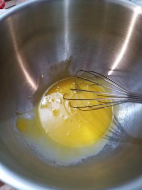 蛋糕体部分：
A：1、玉米油，牛奶，砂糖搅拌至砂糖融化。