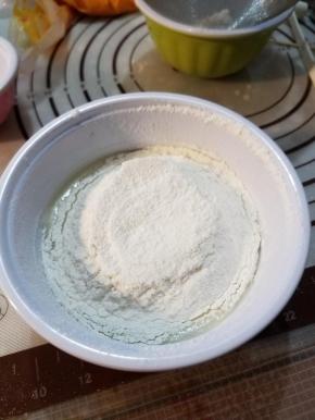 2、加入过筛的粉类搅拌均匀。