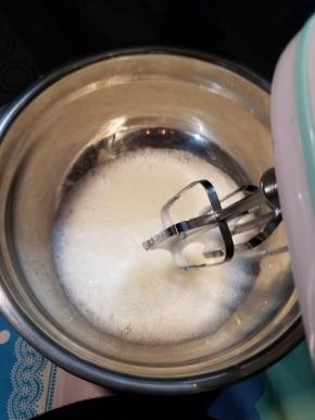 B:  1、在蛋白中加入盐、柠檬汁搅打至起泡，分3次加入细砂糖。