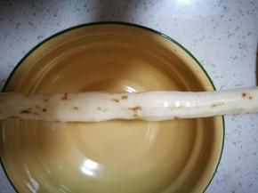 削皮，铁棍山药的皮也是很有营养的，可以吃，我不爱吃皮，就削掉了，削的时候，左手最好带个手套，山药汁液弄手上了会很痒