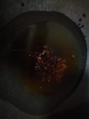 锅烧热，倒入油，放入半勺老干妈，翻炒出香味