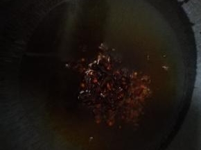 锅烧热，倒入油，放入半勺老干妈，翻炒出香味