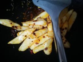 倒入蒸熟的山药，给点盐，翻炒均匀，可以多炒一会，山药会变得比较焦香，干锅山药的口感呀！