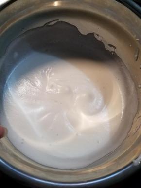 2、蛋白部分所有原料搅打至湿性发泡8成，基本就是刚刚不流动的状态即可。