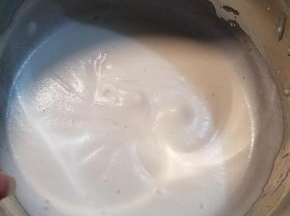 2、蛋白部分所有原料搅打至湿性发泡8成，基本就是刚刚不流动的状态即可。