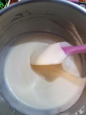 把B分三次加入A中，翻拌均匀。