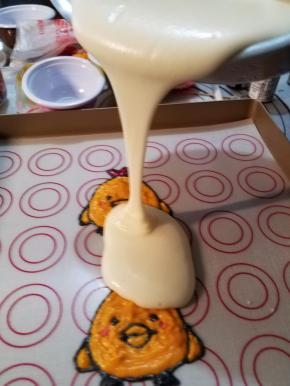 然后在离烤盘20厘米处倒入，轻轻晃动面糊摊平，然后震动一下就可以放入150度预热好的烤箱，第三层16±1分钟，一款好看又好吃的蛋糕卷就完成了。