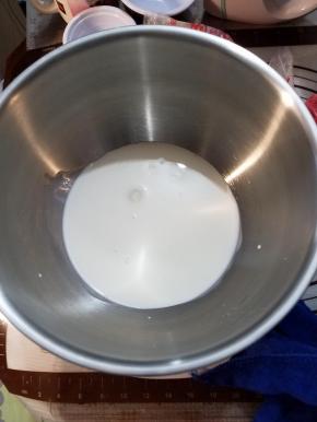 夹馅部分：
1. 夹馅奶油含糖量为10%。把细砂糖直接放入淡奶油打发即可。