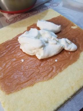 4. 然后在小猪表面垫一张油纸，再次翻面，涂抹淡奶油。