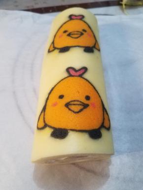 6. 卷好后放入冰箱冷藏定型，至少两小时，我一般隔夜正好，取出来后，美美哒的蛋糕卷就完成了。