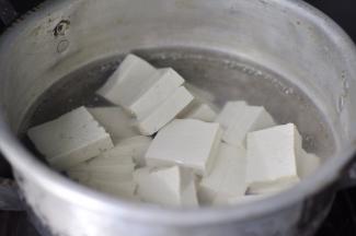 3、切好的豆腐放入开水锅中煮沸