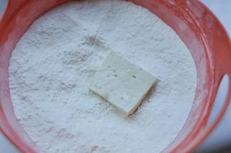 5、将控干水分的豆腐粘上面粉