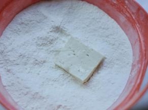 5、将控干水分的豆腐粘上面粉