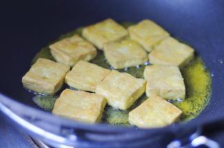 6、放入油锅中，小火炸至两面金黄色，捞出控油备用。