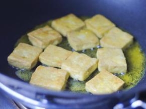 6、放入油锅中，小火炸至两面金黄色，捞出控油备用。