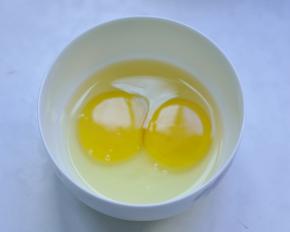 7、将鸡蛋打入碗中，加入点盐打散。