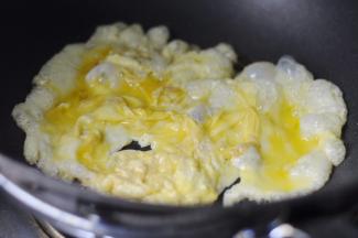 8、倒入油锅中炒熟