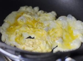 8、倒入油锅中炒熟