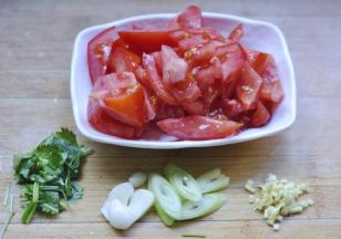 9、将番茄、葱、姜、蒜、香菜洗净切好备用