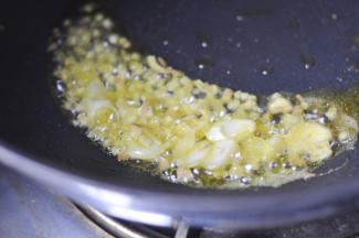 10、锅中放入少许油，当油温五成热时放入葱、姜、蒜爆香