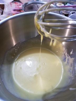 3、再加入蛋黄搅拌均匀备用。