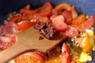 12、加入香菇酱，继续翻炒