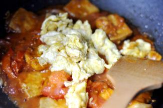 13、把提前炒好的鸡蛋倒入锅中，搅拌