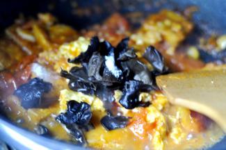 14、出锅前，放入木耳和盐