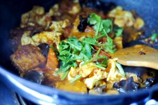 15、撒上香菜，关火装盘，这道菜就做好了。