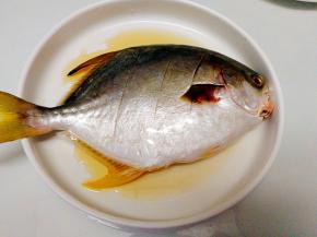 金鲳鱼先用料酒腌制一小会儿