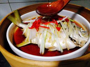 另一个锅起油烧热淋在鱼身