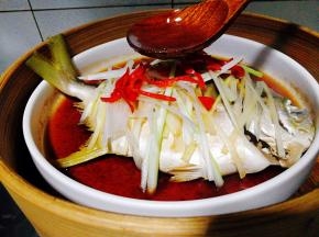 另一个锅起油烧热淋在鱼身