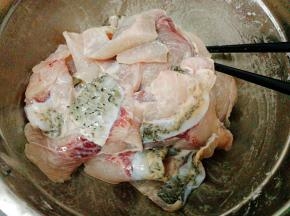 直接用腌制粉包上保鲜膜腌制15分钟左右