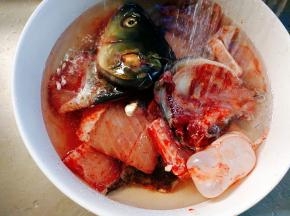 鱼头，鱼骨冲洗