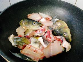 后加入鱼头，鱼骨稍微煎一下