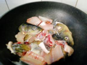 加入适量料酒，料酒从锅边一圈淋上去