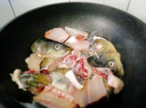 加入适量料酒，料酒从锅边一圈淋上去