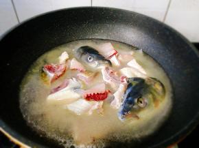 加入适量的清水和盐